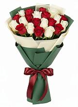 Букет Микс из красных и белых роз в Сухобезводное