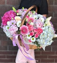 Композиция солнечный день в Сухобезводное Цветочная композиция из Розы, Хризантемы, Пионы и Лизиантусы в корзине в Сухобезводное