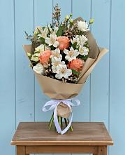 Букет цветов из:  Альстромерии, Лизиантусы, Розы и Хризантемы в Сухобезводное