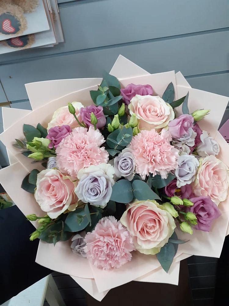 Букет цветов из: Розы, Гвоздики и Лизиантусы в Сухобезводное